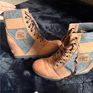 Sorel Women's Tan and Gray Lace Up Boots